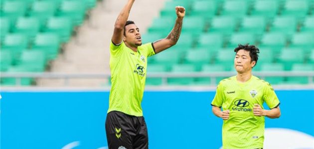 وكيل جوستافو يرد عبر بطولات على اتهامات القيعي بإفساد الصفقة على الأهلي